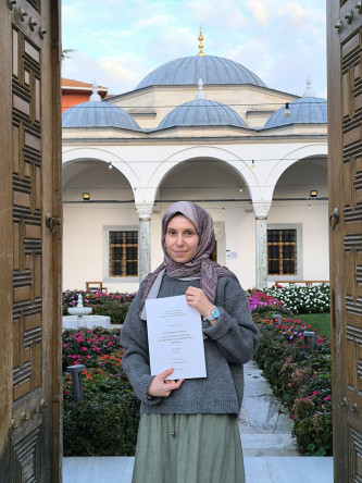 Medrese Davutpaşa Kullanıcısı Şule Parmak, Felsefe ve Din Bilimleri Yüksek Lisans Tezini Tamamlayıp Arşivin 50. Nüshasını Merkeze Kazandırdı