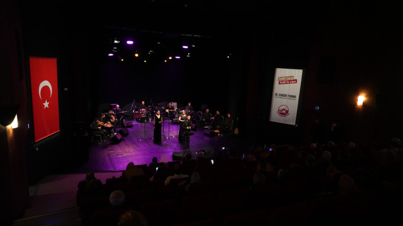 Şarkılarla Türkülerle Bir Akşam: İstanbul Devlet Türk Halk Müziği Topluluğu Fatih Kültür Merkezi'nde Sahne Aldı