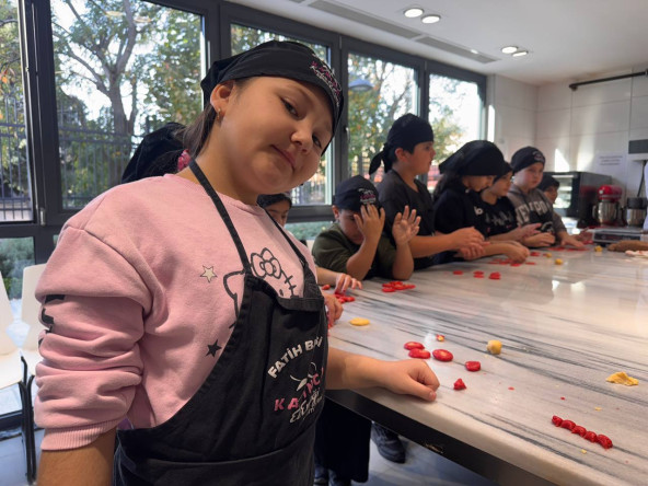 Minik Eller Kurabiye Atölyesi'nde: Genç KARINCA Projesiyle Şehit Vedat Kara İlkokulu Öğrencilerimiz Silivrikapı'da Buluştu