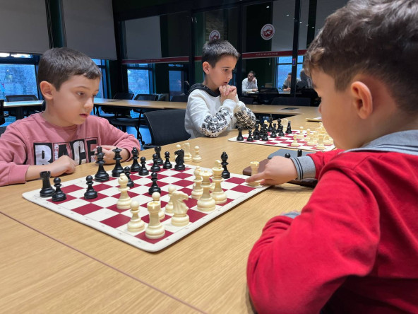 Satranç Eğitimleri Çocuklarımızla Buluşuyor: Fatih'te Strateji Odaklı Gelişim Güçleniyor