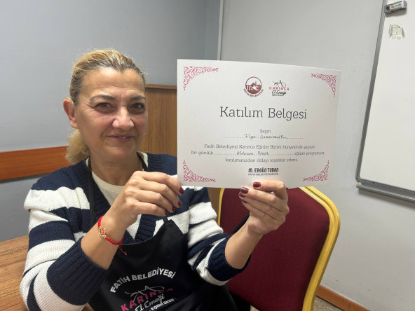 Vatandaşlarımız, KARINCA Eğitim Birimi'nin Hekimoğlu'ndaki Makrome Bileklik Atölyesi'nde Kendi Tasarımlarını Oluşturuyor