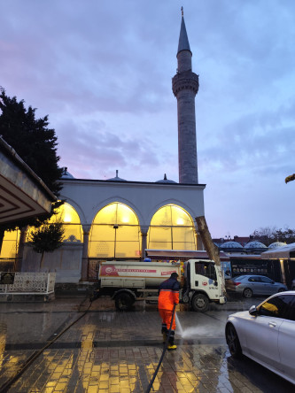 Fatih'te İbadethane Çevrelerinde 7/24 Temizlik ve Hijyen Seferberliği