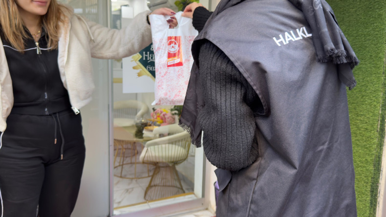 Halkla İlişkiler Ofisimiz İlçemizdeki Kadın Kuaförlerini Ziyaret Edip Hediye Takdiminde Bulundu