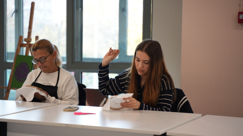 KARINCA El Emeği Eğitim Birimimiz ile Küçük Prens Kasnakta: Silivrikapı'da El Nakışıyla Hikâyeye Yolculuk