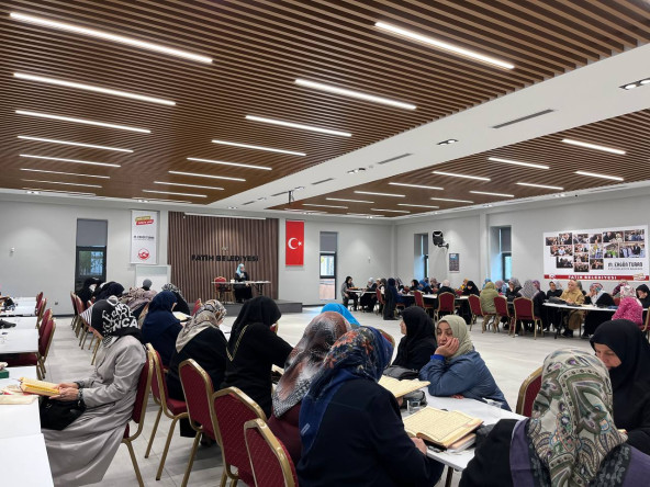 Fatih'te Cuma Sohbetleriyle Manevi Buluşmalar: Halkla İlişkiler Ofisimiz Kadınlara Yönelik Programlarını Sürdürüyor