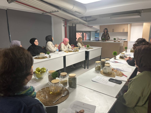 Kadın ve Aile Birimimiz ile Şifa Demliği Etkinliği: Bitkilerin Diliyle Doğal ve Sağlıklı Yaşamın Sırları Fındıkzade'de Paylaşıldı