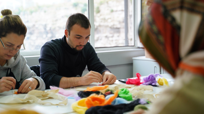 KARINCA El Emeği Eğitim Birimimiz ile Yün Keçeyi Sanata Dönüştüren Buluşma: Yavuz Selim'de Keçe Çanta Atölyesi