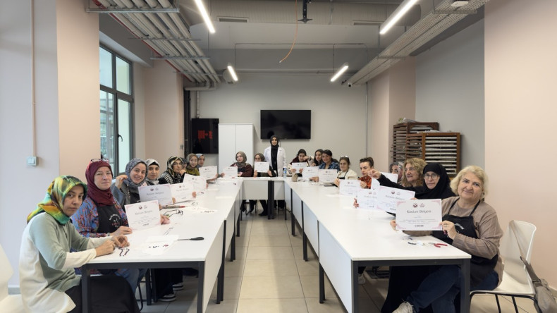 Vatandaşlarımız Fındıkzade KARINCA El Emeği Eğitim Birimimizde El Becerilerini Geliştiriyor: Kapılar Sanatla Açılıyor