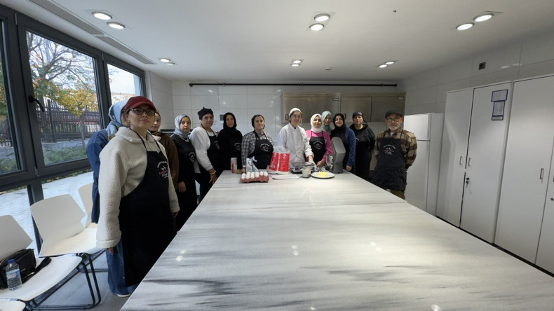 Silivrikapı'da Tatlı Buluşma: KARINCA El Emeği Eğitim Birimi'nden Cupcake Eğitimi