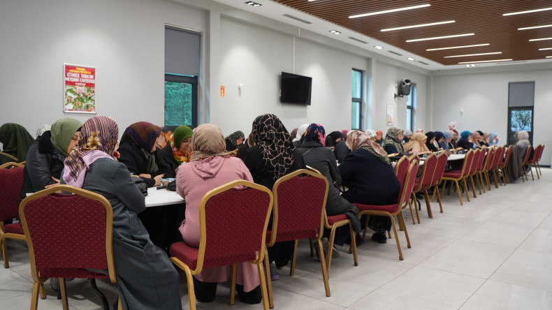 Fatih'te Cuma Sohbetleriyle Manevi Buluşmalar: Halkla İlişkiler Ofisimiz Kadınlara Yönelik Programlarını Sürdürüyor