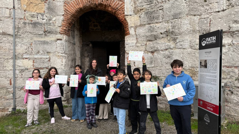 Yedikule Hisarı'nda Neon Boyama Etkinliği: Çocuklarımızın Yaratıcılığı Tarihî Kulede Canlandı