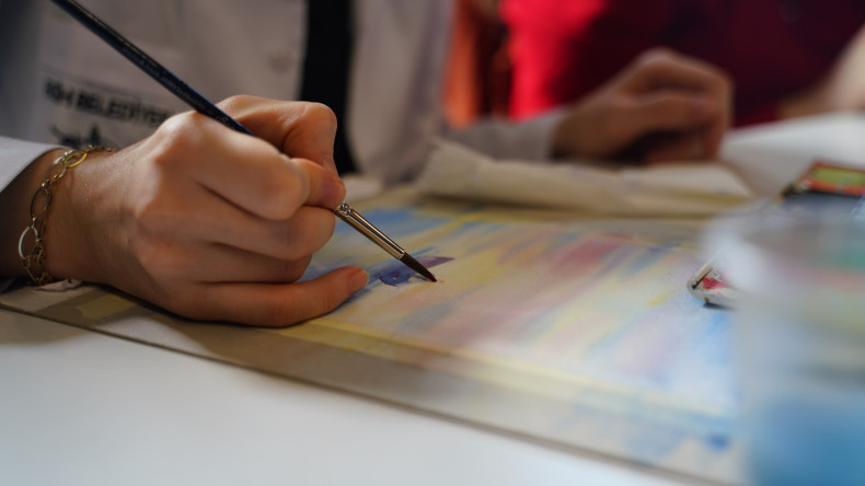 Suluboya Sanatına Akademik Bir Bakış: KARINCA El Emeği Eğitim Birimimiz ile Silivrikapı'da Resim Eğitimi Programı