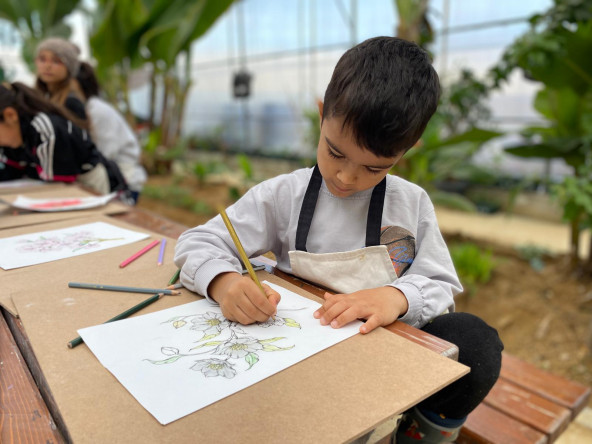 Ayvansaray Bahçe'de Anne-Çocuk Bitki Ressamlığı Atölyesi: Doğanın Renkleri Sanatla Buluşuyor