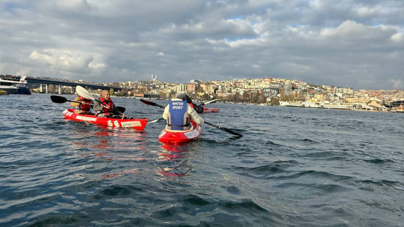 Üniversite Öğrencilerimiz, Fatih Belediyesi Kano ve Kürek Sporları Merkezi'nde Kano Heyecanını Yaşadı