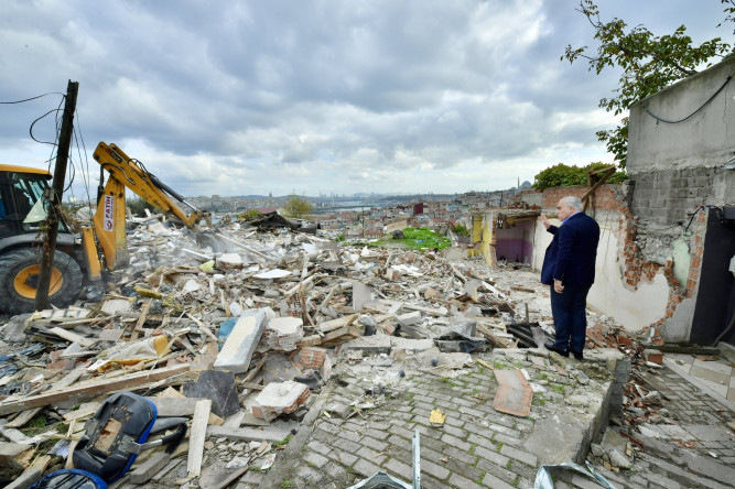 Başkan Turan, Yavuz Sultan Selim Mahallesi'nde Planlanan Haliç Manzaralı Seyir Terası Alanını Yerinde İnceledi