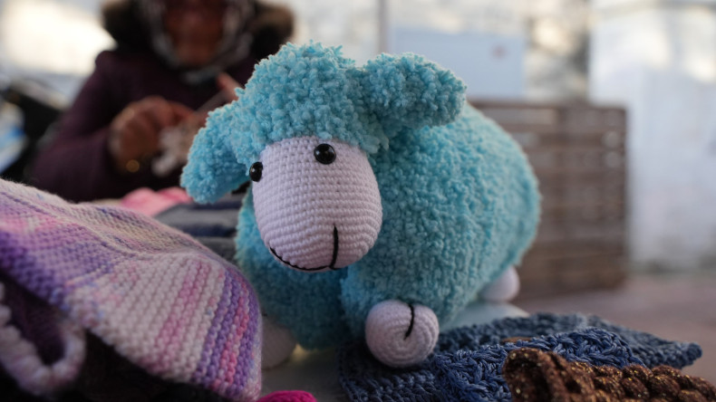 KARINCA El Emeği Eğitim Birimi Kursiyerlerimiz, El İşlerini Çarşamba Pazarı'nda Ziyaretçilerin Beğenisine Sunuyor