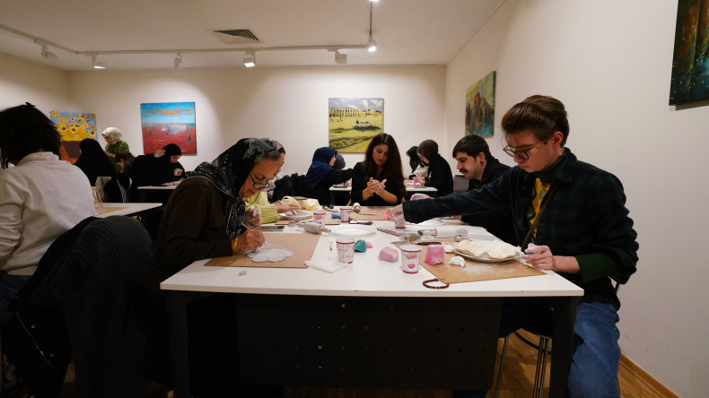 Kadırga Sanat Galerileri'nde Toprakla Düşünmek: “Rölyef Tabak Tasarımı” Atölyesi