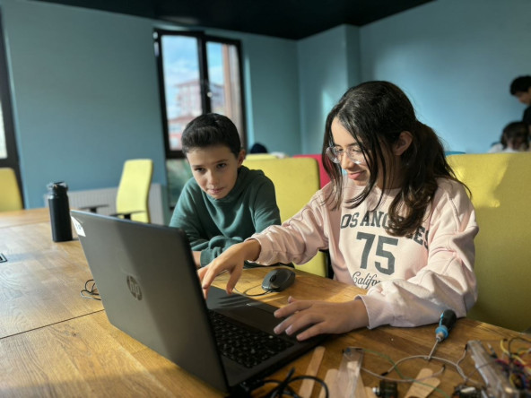 Bilim Fatih'te Geleceğin Mühendisleri Yetişiyor: Deneyap Kart Eğitimlerimiz Devam Ediyor