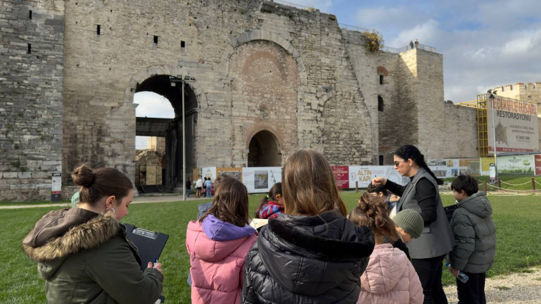 ”Burası Önceden Neymiş?" Etkinliği ile Miniklerimiz, Yedikule Hisarı'nın Geçmişine Yolculuk Ediyor