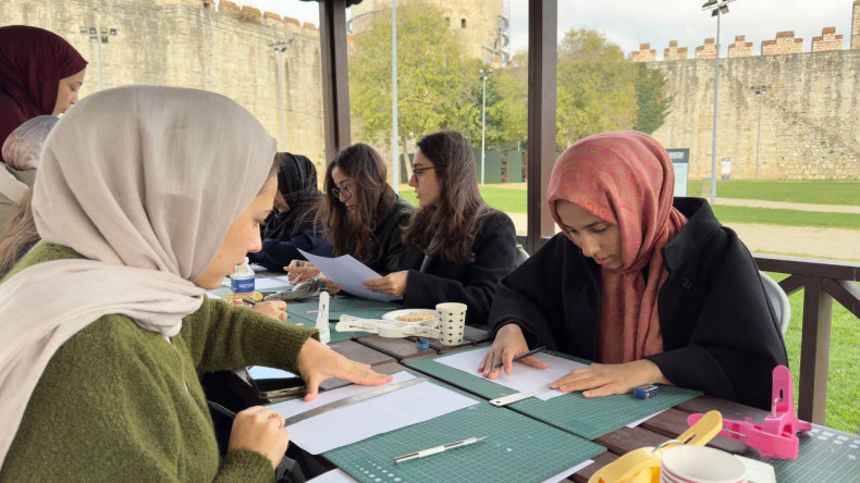 Efsaneleriyle Ünlü Yedikule Hisarı'nda Mini Defter Ciltleme Atölyesi: Tarihle Sanat Buluşuyor