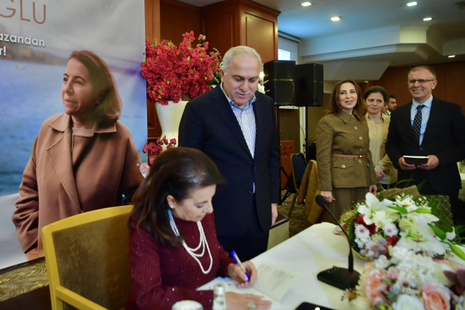 Başkan Turan ve Kaymakam Sarılı, İl Nüfus ve Vatandaşlık Müdürü Rabia Babaoğlu'nun Eseri “Katıksız”ın İmza Gününde Okurlarla Buluştu