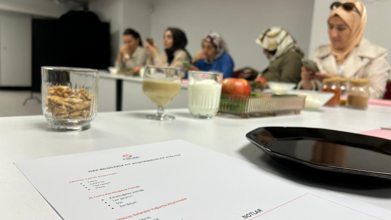 Fit Yaşamın Lezzetli Adımları: Kadın ve Aile Birimimiz ile Fındıkzade Çukurbostan Yaşam Merkezi'nde Sağlıklı Atıştırmalıklar Buluşması