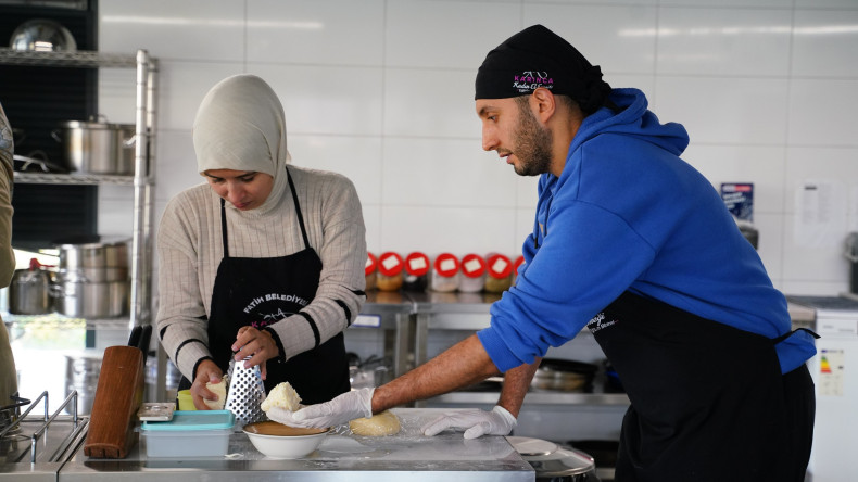 KARINCA El Emeği Eğitim Birimimizden Dünya Mutfağına Uygulamalı Bir Çalışma: Silivrikapı'da Pelmeni (Rus Mantısı) Atölyesi