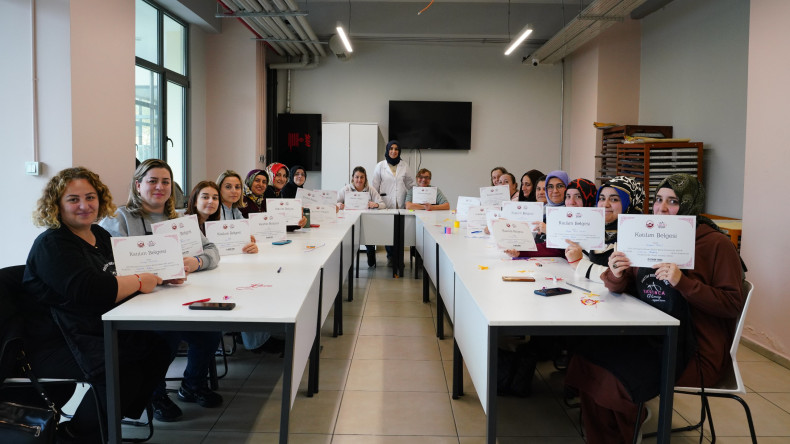 Vatandaşlarımız, KARINCA El Emeği Eğitim Birimi'nin Fındıkzade'deki Makrome Bileklik Atölyesi'nde Kendi Tasarımlarını Oluşturuyor