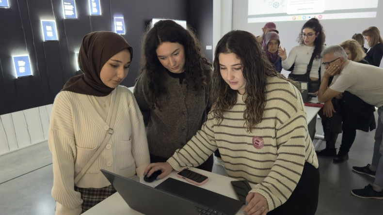 Fatih Belediyesi'nden Kültür Gezisi: İstanbul Modern ve “Kelimeler ve Algoritmalar” Programı