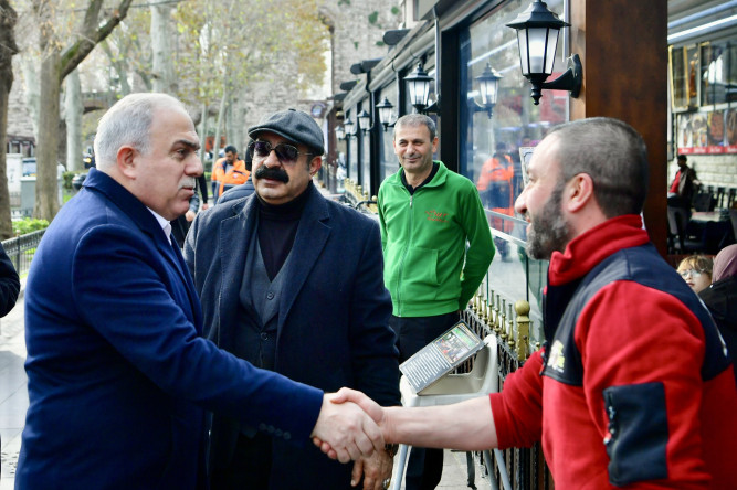 Başkan Turan, Suriçi'nin Tarihî Ticaret Noktalarından Kadınlar Pazarı'nda Hemşehrileriyle Bir Araya Geldi