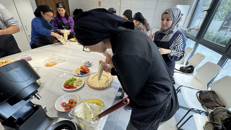 KARINCA El Emeği Eğitim Birimi'nden Pastacılık Eğitimleri: Silivrikapı'da Meyveli Tart Ustaları Yetişiyor