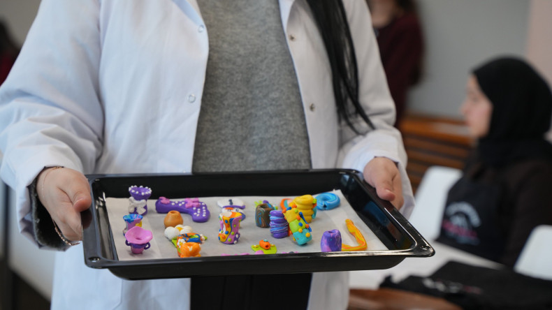 Vatandaşlarımız, KARINCA El Emeği Eğitim Birimimizin Fındıkzade'deki Polimer Kil Çalışması'nda Kendi Tasarımlarını Keyifle Şekillendiriyor