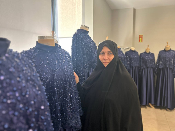 KARINCA El Emeği Eğitim Birimi Kursiyerimiz Aysel Çiçek'ten Taç Giyme Hafızlık Töreni İçin Anlamlı Bir Emek: 20'den Fazla Tören Kıyafeti Hazırlandı