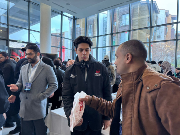 Halkla İlişkiler Ofisimizden Neslişah Sultan'da Düzenlenen Uluslararası Öğrencilik Zirvesi Programında Katılımcılara Hediye Takdimi