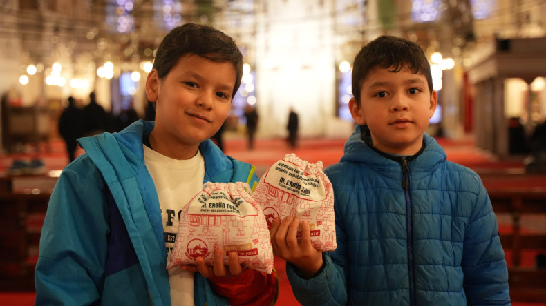 Halkla İlişkiler Ofisi Ekiplerimizden Fatih Camii'nde Düzenlenen Programda Öğrencilerimize Satranç Seti Hediyesi