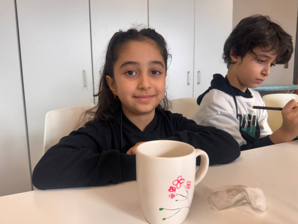 KARINCA El Emeği Eğitim Birimi'nden Miniklerimiz İçin Renkli ve Eğlenceli Kupa Boyama Atölyesi