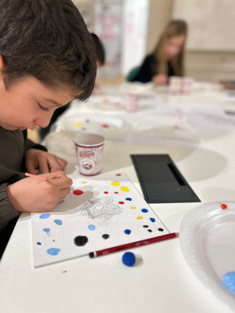 Kusama'nın İzinde, Rengârenk Bir Evren: Kadırga Sanat Galerileri'nde Çocuklarımızla “Benekli Evren” Buluşması