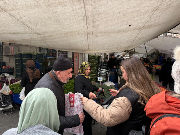 Halkla İlişkiler Ofisimizden Salı Pazarı'nda Vatandaşlarımıza Bez Çanta Hediyesi