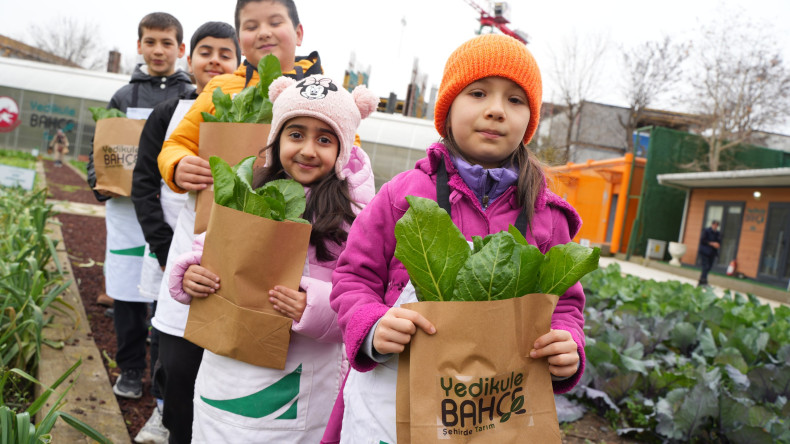 Çocuklarımız Yedikule Bahçe'de Doğayla Buluştu, Yılın Son Hasadında Toprakla Kurulan Bağın Sevincini Paylaştı