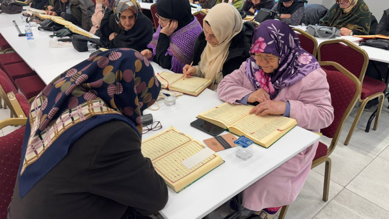 Fatih'te Cuma Sohbetleriyle Manevi Buluşmalar: Halkla İlişkiler Ofisimiz Kadınlara Yönelik Programlarını Sürdürüyor