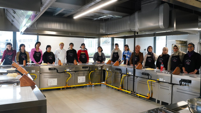 KARINCA El Emeği Eğitim Birimi'nden Lezzetli Tarifler: Silivrikapı'da Tarçınlı Rulo Eğitimi