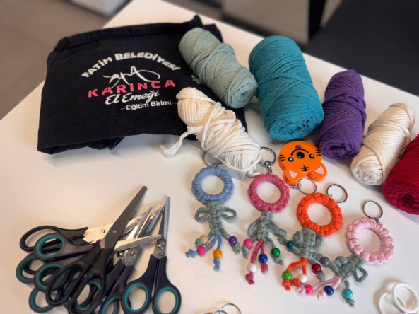 Vatandaşlarımız, KARINCA Eğitim Birimi'nin Silivrikapı'daki Makrome Örgü Atölyesi'nde Kendi Tasarımlarını Oluşturuyor