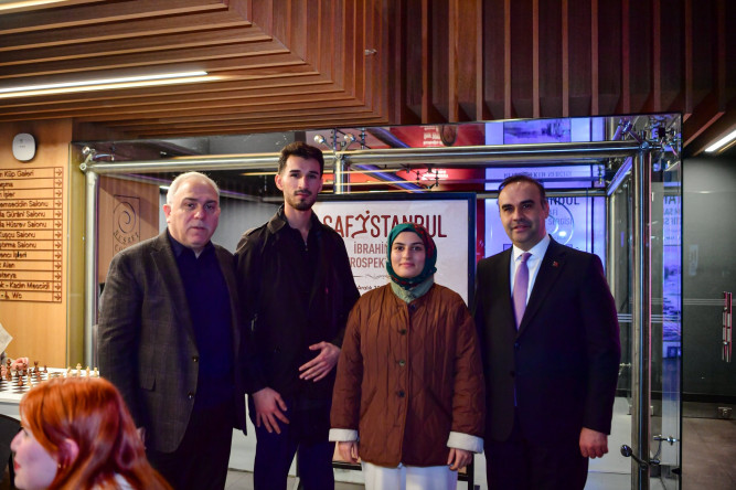 Bakan Kacır ve Başkan Turan, Nusret Çolpan Sanat Galerisi'ndeki “Safİstanbul” Retrospektif Sergimizi Ziyaret Etti