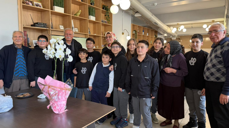 Vedide Baha Pars Ortaokulu Öğrencilerimiz Yadigâr Kahvesi'ni Ziyaret Ederek Kıymetli Büyüklerimizle Buluştu