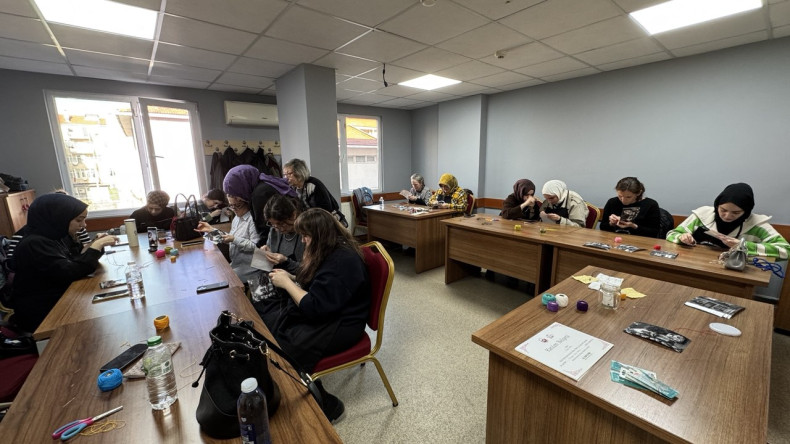 KARINCA El Emeği Eğitim Birimimizden Hekimoğlu'nda Fotoğraf Üzerine Nakış Programı