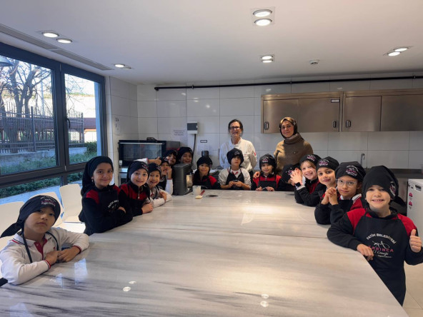 Minik Eller Kurabiye Atölyesi'nde: Genç KARINCA Projesiyle Rawdah Okulları Öğrencilerimiz Silivrikapı'da Buluştu