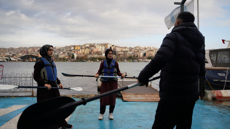 Üniversite Öğrencilerimiz, Fatih Belediyesi Kano ve Kürek Sporları Merkezi'nde Kano Heyecanını Yaşadı