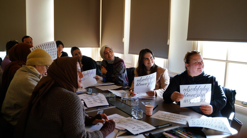 Kalemin Zarafeti Bâlâ Külliyesi Muvakkithânesi'nde Hayat Buluyor: Miras Fatih'ten Modern Hat Sanatı Dersleri