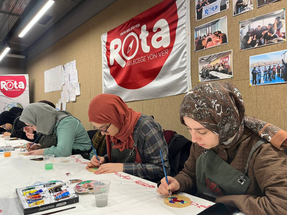 Vatan Kütüphanesi'nde Düzenlenen Tezhip Çalışmasında Gençlerimiz Hatayi Motifiyle Bardak Altlığı Tasarladı