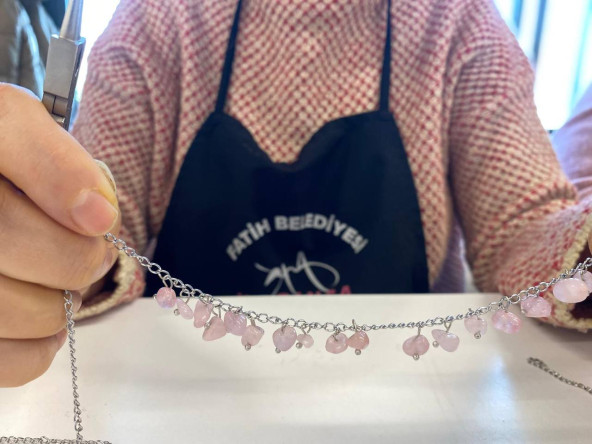 KARINCA El Emeği Eğitim Birimimizden Doğal Taşlarla Takı Tasarımı: Fındıkzade'de Üretim Odaklı Bir Bahar Programı